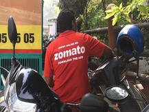 দোকানের সামনে বেলাগাম ভিড় এড়াতে মদের হোম ডেলিভারির প্রস্তাব জোম্যাটোর