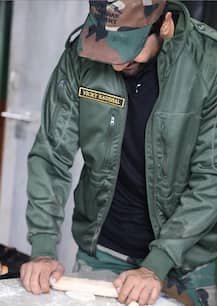 দেখুন! সেনার জন্য রুটি বানালেন ভিকি কৌশল