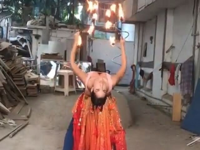 Nora fatehi did a fire dance video goes viral o saki saki bollywood-viral বলিউড অভিনেত্রীর এই ফায়ার ডান্সের ভিডিও সোশ্যাল মিডিয়ায় ভাইরাল