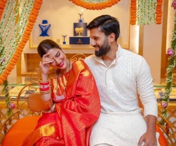 অল্পদিন আগে মধুচন্দ্রিমা সেরে দেশে ফিরেছেন তাঁরা।