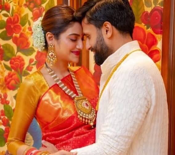 নুসরত জানিয়েছেন, তীজ হরিয়ালির জন্য জরুরি সিন্ধারা তাঁর স্বামী বানিয়েছেন।