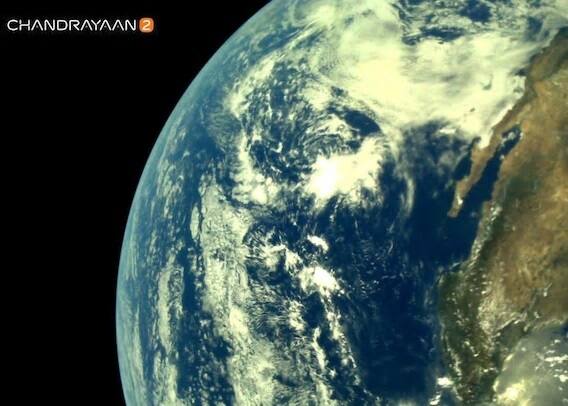 ইসরো সূত্রে খবর, সেপ্টেম্বরের প্রথম সপ্তাহে চাঁদে অবতরণ করবে চন্দ্রযান ২। শিবন জানান, চাঁদের উদ্দেশে ভারতের এই ঐতিহাসিক যাত্রা একাধিক দিক দিয়ে গুরুত্বপূর্ণ। তাঁর আশা, এই অভিযানের মাধ্যমে চাঁদের বহু রহস্য উন্মোচন হতে পারে। 