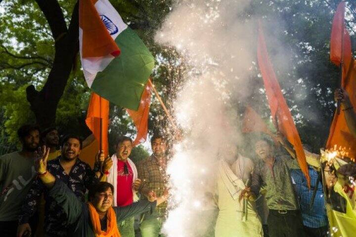 জম্মু-কাশ্মীরে বাতিল সংবিধানের ৩৭০ ধারা। মিলবে না আর বিশেষ মর্যাদা। গতকাল রাজ্যসভায় জম্মু কাশ্মীর সংশোধনী বিল পাশ করিয়ে নিল সরকার। ফলে বিশেষ মর্যাদা হারাল জম্মু-কাশ্মীর। গতকাল এই ঘোষনার পর উচ্ছাসে ফেটে পরেন ভারতীয় জনতা পার্টির সমর্থকরা। (নয়াদিল্লি। ছবি- জেওয়েল সামাদ/ এএফপি)
