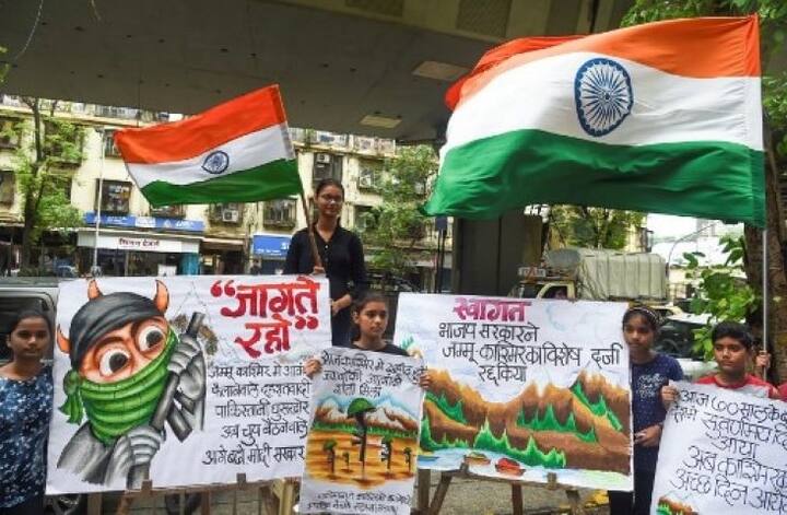 জম্মু-কাশ্মীরে ৩৭০ ধারা বাতিল ইস্যুতে ফের একবার সামনে এসেছে বিরোধীদের অনৈক্য। রাজ্যসভায় মোদি সরকারের এই প্রস্তাবে সমর্থন করে আম আদমি পার্টি, বিএসপি, বিজেডি। কংগ্রেস-তৃণমূল প্রস্তাবের বিরোধিতা করলেও দুই দলের অন্দরে ভিন্ন সুরও শোনা গিয়েছে। (মুম্বই। ছবি- পুনিত পরানজপে /এএফপি)
