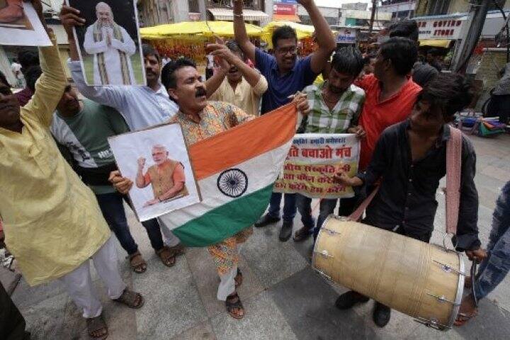 পর্যবেক্ষকদের একাংশের মতে, জন্মলগ্ন থেকেই জম্মু-কাশ্মীরে ৩৭০ ধারা তুলে দেওয়ার পক্ষে বিজেপি। সরকারের পাশে দাঁড়িয়ে শিবসেনা প্রধান উদ্ধব ঠাকরের মন্তব্য, ‘৩৭০ ধারা তুলে দেওয়ায় এতদিনে বাল ঠাকরে এবং অটল বিহারী বাজপেয়ীর স্বপ্ন পূরণ হল।’ (ভোপাল। ছবি- গগন নায়েক/এএফপি)