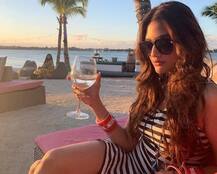 দেখুন! স্বামীর সঙ্গে মালদ্বীপে নুসরত জাহান