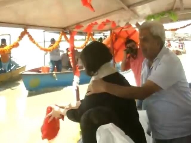 Sushma Swaraj's Daughter Bansuri Immerses Mother's Ashes In Ganga গঙ্গায় প্রয়াত সুষমা স্বরাজের অস্থি বিসর্জন কন্যা বাঁশুরির