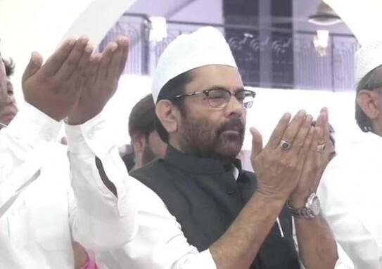 কেন্দ্রীয় মন্ত্রী মুখতার আব্বাস নাগভি দিল্লির কাশ্মীরি গেটের পাঞ্জা সরিফ দরগায় নমাজ আদায় করলেন। 