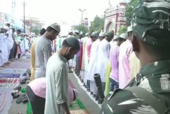 আলিগড়ে শাহ-জামাল-ইদগাহে নিরাপত্তার ঘেরাটোপে হলো ইদের প্রার্থনা