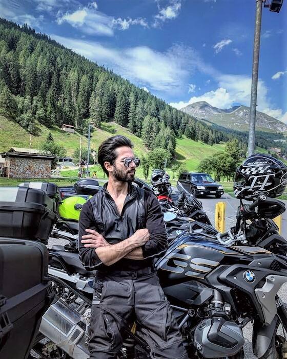 সকলে মিলে ইউরোপে বাইক সফর করছেন। শাহিদ ও অন্যান্যরা সোশ্যাল মিডিয়ায় পোস্ট করেছেন আকর্ষণীয় সমস্ত ছবি