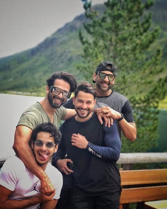 ভাই ঈশান ও কুণালের সঙ্গে বেশ খোশমেজাজেই দেখা গিয়েছে শাহিদকে