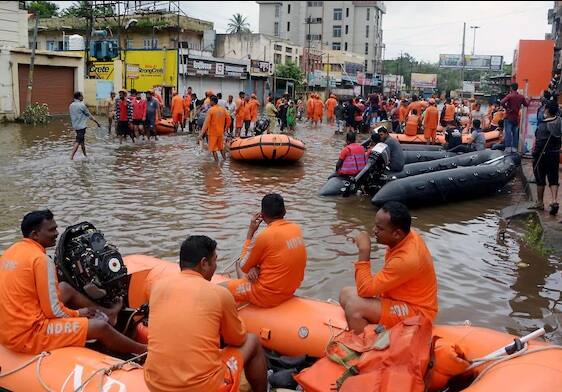 বিপদের মধ্যে আশার কথা শুনিয়েছেন কর্নাটকের মুখ্যমন্ত্রী বিএস ইয়েদুরাপ্পা। তাঁর আশ্বাস, গত দু’দিন বৃষ্টি খানিকটা কমেছে। ফলে আগামী চার থেকে ছ’দিনের মধ্যে পরিস্থিতি স্বাভাবিক হতে পারে। কেন্দ্রের থেকে ৩ হাজার কোটি টাকা অনুদান আদায়ের জন্য ১৬ অগস্ট দিল্লি যাবেন বলে জানিয়েছেন তিনি। (ছবি- পিটিআই)
