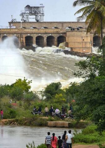 সব মিলিয়ে ১ হাজার ৩১৮টি ত্রাণ শিবির খোলা হয়েছে। সেখানে আশ্রয় নিয়েছেন ৪৬ হাজার ৪০০ পরিবারের ১ লক্ষ ৬৫ হাজার ৫১৯ জন সদস্য। (ছবি- পিটিআই)