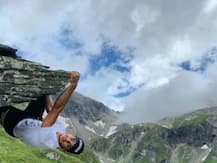 দেখুন: খাদের ধারে বিপজ্জনক স্টান্ট ঈশান খট্টরের