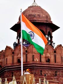 ৭৩ তম স্বাধীনতা দিবসে লালকেল্লায় পতাকা উত্তোলন নরেন্দ্র মোদির, দেখুন ছবি