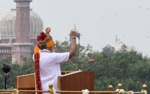 ৭৩ তম স্বাধীনতা দিবসে লালকেল্লায় পতাকা উত্তোলন নরেন্দ্র মোদির, দেখুন ছবি