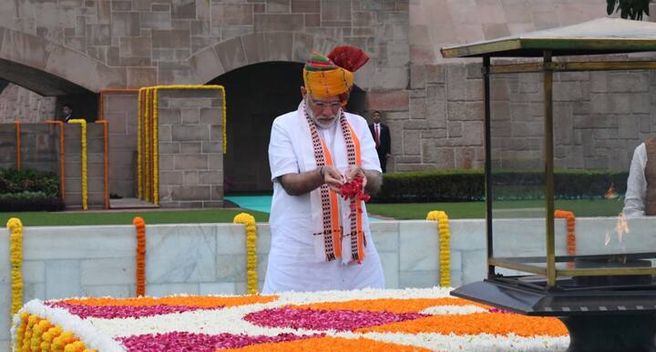 বৃহস্পতিবার দেশের ৭৩তম স্বাধীনতা দিবস উপলক্ষে লালকেল্লায় তেরঙ্গা পতাকা তুললেন প্রধানমন্ত্রী নরেন্দ্র মোদি। 