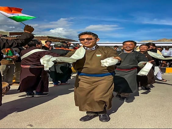 এদিন লাদাখে আয়োজন করা হয়েছিল আরও সব বর্নাঢ্য অনুষ্ঠানের। (ছবি- পিটিআই)