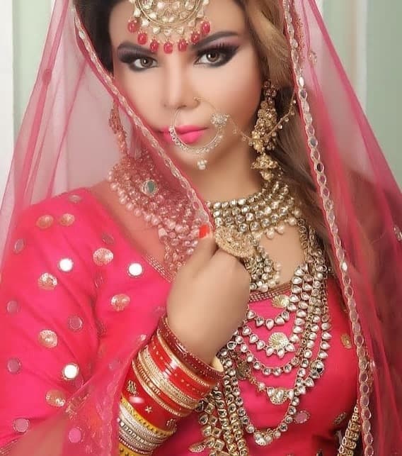 তিনি বলেছেন, বছরদেড়েক আগে রীতেশের সঙ্গে তাঁর আলাপ। রীতেশ তাঁর বড় ভক্ত।