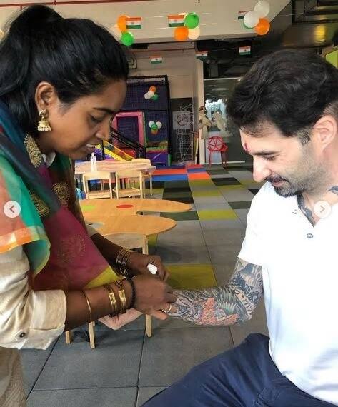 সানির স্বামী ড্যানিয়েল ওয়েবারও উদযাপন করলেন রাখি।