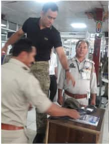 ছবিতে দেখুন: কাশ্মীরে টেরিটোরিয়াল আর্মিতে ট্রেনিং সেরে দিল্লি ফিরলেন ধোনি