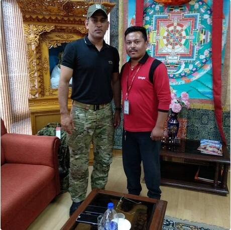 দিল্লি আসার আগে লেহ বিমানবন্দরে ভক্তদের দাবি মিটিয়ে ছবির পোজও দেন ধোনি।