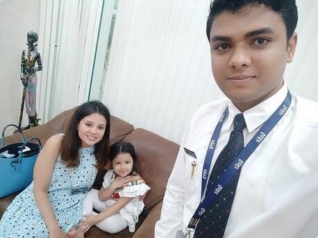 ধোনিকে স্বাগত জানাতে মেয়ে জীভাকে নিয়ে দিল্লি গিয়েছিলেন স্ত্রী সাক্ষী।