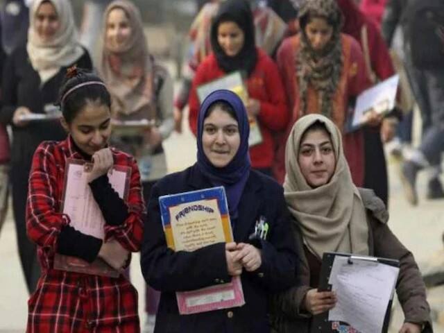 Schools reopen in Kashmir, students stay away ৩৭০ অনুচ্ছেদ বিলোপের ৩ সপ্তাহ পর কাশ্মীরে খুলল হাইস্কুল, দেখা নেই পড়ুয়াদের