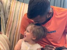 এবার বেবি সিটারের ভূমিকায় হার্দিক পান্ড্য, ভিডিও ভাইরাল