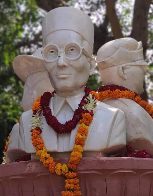 NSUI blackens bust of Savarkar installed by ABVP-led DUSU at DU দিল্লি বিশ্ববিদ্যালয়ে সাভারকরের মূর্তিতে কালি কংগ্রেসের ছাত্র সংগঠনের, নিন্দায় এবিভিপি