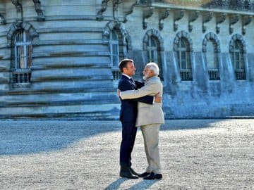 PM Modi holds talks with French President Macron ঐতিহাসিক ‘শাতো দ শঁতিয়ি’ প্রাসাদে এমানুয়েল মাক্রঁর সঙ্গে বৈঠক মোদির