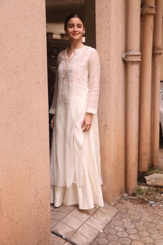 পরিচালক সঞ্জয় লীলা বনশালীর অফিসে আলিয়া ভট্ট। বনশালীর আগামী ছবিতে আলিয়া ও সলমন খানকে দেখা যাবে।