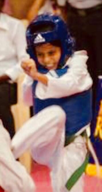 শাহরুখের ক্রীড়াপ্রেমের কথা সর্বজনবিদিত। হকি খেলতেন নিয়মিত। পাশাপাশি তিনি তাইকোন্ডোও শিখতেন। সেই ছবিও টুইট করেছেন তিনি।