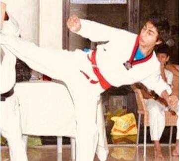 শাহরুখের বড় ছেলে আরিয়ানও তাইকোন্ডো প্রশিক্ষণ নিয়েছিলেন। সেই ছবিও পোস্ট করে কিং খান মনে করিয়ে দিয়েছেন, খেলাটির ঐতিহ্য তাঁর পরিবারের প্রজন্মের পর প্রজন্ম ধরে বজায় থাকছে।