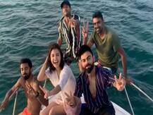 দেখুন, ক্যারিবিয়ানদের বিরুদ্ধে প্রথম টেস্ট জয়ের আনন্দে সমুদ্রবিহার বিরুষ্কার, সঙ্গে সতীর্থরা