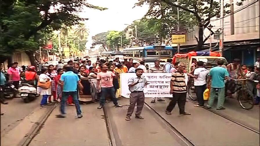 Hare School Road Blocked অভিভাবকদের প্রতিবাদের জের, আজই ৫ শিক্ষক নিয়োগ হেয়ার স্কুলে