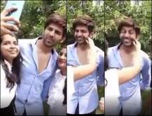 সেলফি তোলার পর কার্তিক আরিয়ানের গাল টেনে দিলেন অনুরাগী