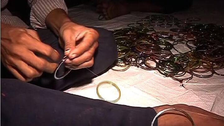 মুদিয়ালি ক্লাব - সাবেকিয়ানার সঙ্গে আধুনিকতার মেলবন্ধনের ছবিই এবার ফুটে উঠবে মুদিয়ালি ক্লাবের ৮৫ তম বর্ষের পুজোয়। 