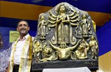 সন্তোষ মিত্র স্কোয়ারে এবারের চমক ৬০ কেজির সোনার প্রতিমা