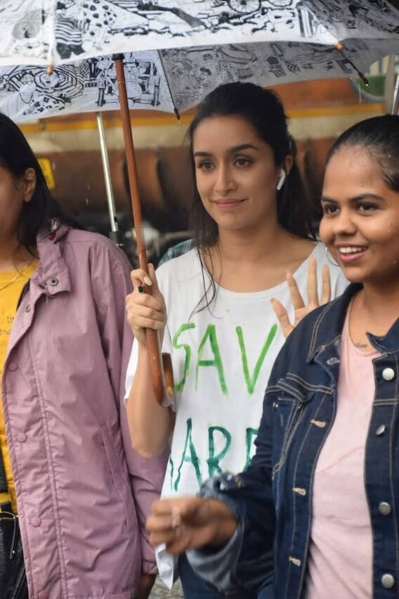মুম্বইয়ের গোরেগাঁওয়ের আরে কলোনিতে দেখা গেল শ্রদ্ধা কপূরকে। গায়ে সেভ আরে স্লোগান লেখা টি শার্ট। বৃষ্টির মধ্যেই সকলের সঙ্গে দাঁড়িয়ে গাছ কাটার প্রতিবাদ জানালেন তিনি। 