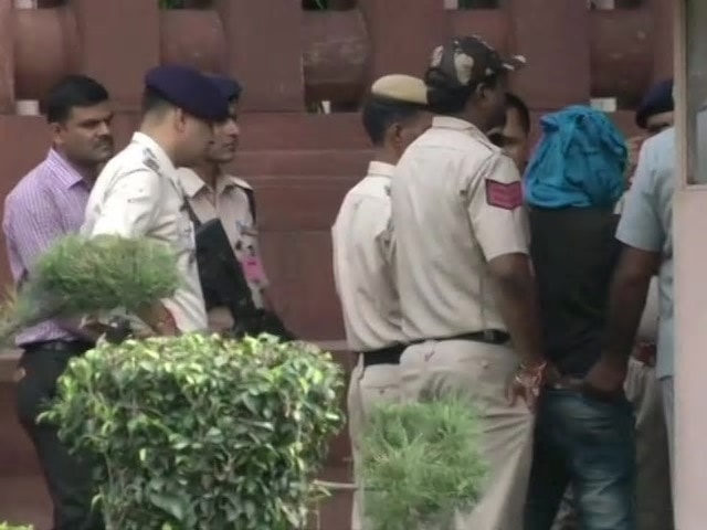 Delhi parliament house building, person caught with knife সংসদে ছুরি নিয়ে ঢুকতে গিয়ে গ্রেফতার রাম রহিম ‘সমর্থক’