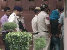 সংসদে ছুরি নিয়ে ঢুকতে গিয়ে গ্রেফতার রাম রহিম ‘সমর্থক’