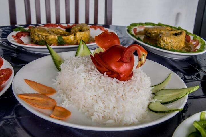 পায়ের সামনেই শালুকের ঝাঁক। সামনে বিরাট ঝিল। দূর দিগন্তে মাথা নুইয়েছে আকাশ। সঙ্গে শরতের আকাশের মেঘ তুলোর মতো সরে সরে যাচ্ছে। একেবার হৃদয় উদ্বেল করে দেওয় দৃশ্য। সঙ্গে ভুরিভোজ।