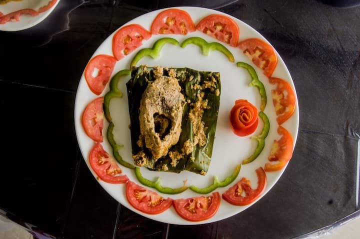 রেস্তোরাঁর সামনে সবুজ উদ্যান। আর পিছনে বিরাট ঝিল। শীতাতপ নিয়ন্ত্রিত হলেও এই রেস্তোরাঁর ইউএসপি হতে চলেছে লেক ভিউ। 