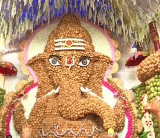 দেশের বিভিন্ন অংশের পাশাপাশি কর্ণাটকেও চলছে গণেশের আরাধনা। বেঙ্গালুরুর একটি মন্দিরে ৯ হাজারেরও বেশি নারকেল দিয়ে তৈরি করা হয়েছে গণেশের মূর্তি, চলছে পুজো