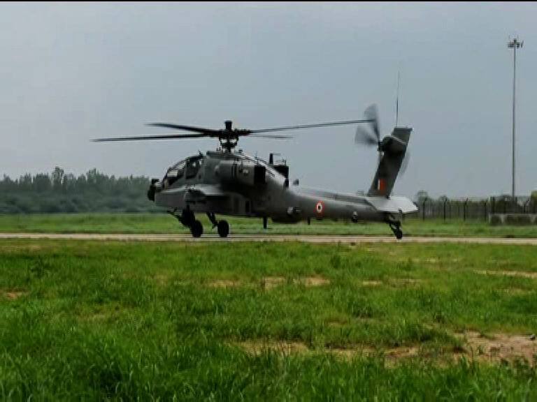 Eight Apache Attack Helicopters Inducted In IAF At Pathankot Air Force Station ভারতীয় বায়ুসেনায় সামিল হল ৮টি অত্যাধুনিক অ্যাপাচে হেলিকপ্টার