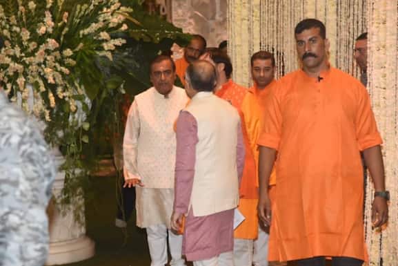 বলিউড ও ক্রিকেট জগতের বহু নক্ষত্রই এই পার্টিতে হাজির হন