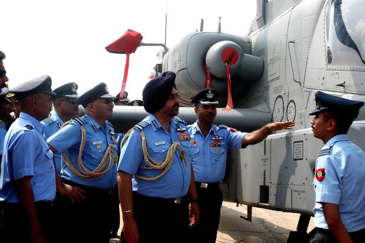 প্রতিরক্ষা বিশেষজ্ঞদের দাবি, সুসজ্জিত অ্যাপাচে হেলিকপ্টার বায়ুসেনায় অন্তর্ভুক্তির পর আকাশপথে শত্রুপক্ষের উপর হামলা চালানো আরও সহজ হবে। ভারতীয় বায়ুসেনার একটি দল ইতিমধ্যেই আমেরিকায় গিয়ে প্রশিক্ষণও নিয়ে এসেছে। সীমান্তে পাকিস্তানের সঙ্গে উত্তেজনার আবহে অ্যাপাচের আগমন ভারতীয় বায়ুসেনার মনোবল এক ধাক্কায় আরও অনেকটাই বাড়িয়ে দিল বলে মত প্রতিরক্ষা বিশেষজ্ঞদের।