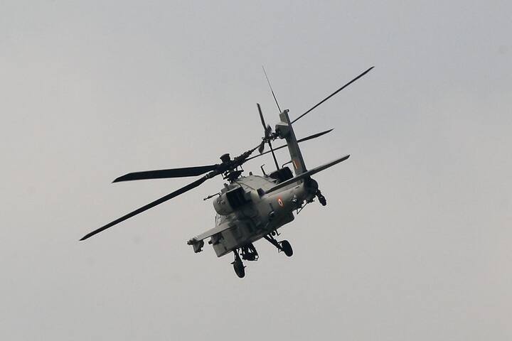 কারণ, এই হেলিক্টারের লাগানো মিসাইল ও ক্ষেপণাস্ত্রের মাধ্যমে শত্রুসেনার লুকনো বাঙ্কার ও সমর-ভাণ্ডার ধ্বংস করতে সক্ষম ও বিশেষত্ব রয়েছে অ্যাপাচের। এক-একটি উড়ানে মোট ১৬টি মিসাইল নিজের ডানার নীচে বহন করার ক্ষমতা রয়েছে অ্যাপাচের। এর পাশাপাশি, একইসঙ্গে ৭৬টি রকেট ও ১২০০ রাউন্ড গুলি বহনে সক্ষম এই কপ্টার। ফলত, যুদ্ধে গেলে একেবারে তৈরি হয়েই যেতে পারে এই অত্যাধুনিক চপার।