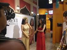 দেখুন, সিঙ্গাপুরে মাদাম তুসোর সংগ্রহশালায় শ্রীদেবীর মোমের মূর্তি উদ্বোধনে দুই কন্যা